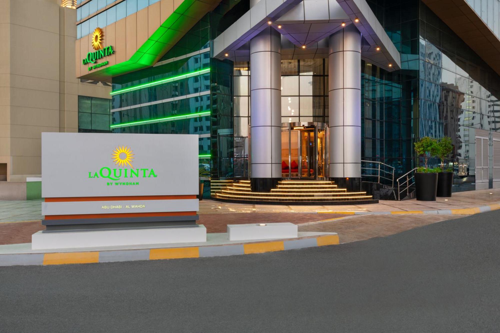 La Quinta By Wyndham Abu Dhabi Al Wahda Hotel Buitenkant foto